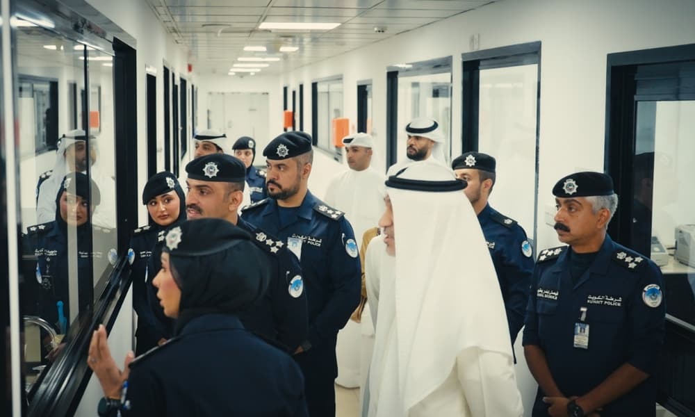وزير الداخلية يتفقد الأدلة الجنائية