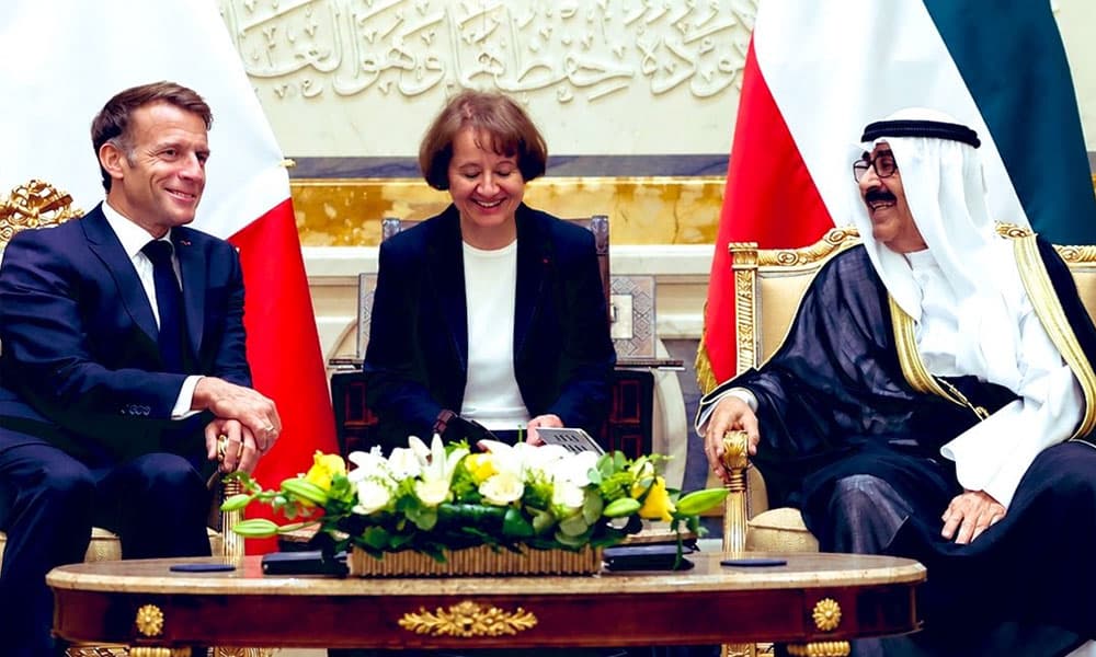 أمير البلاد والرئيس الفرنسي يوقعان اتفاقيات