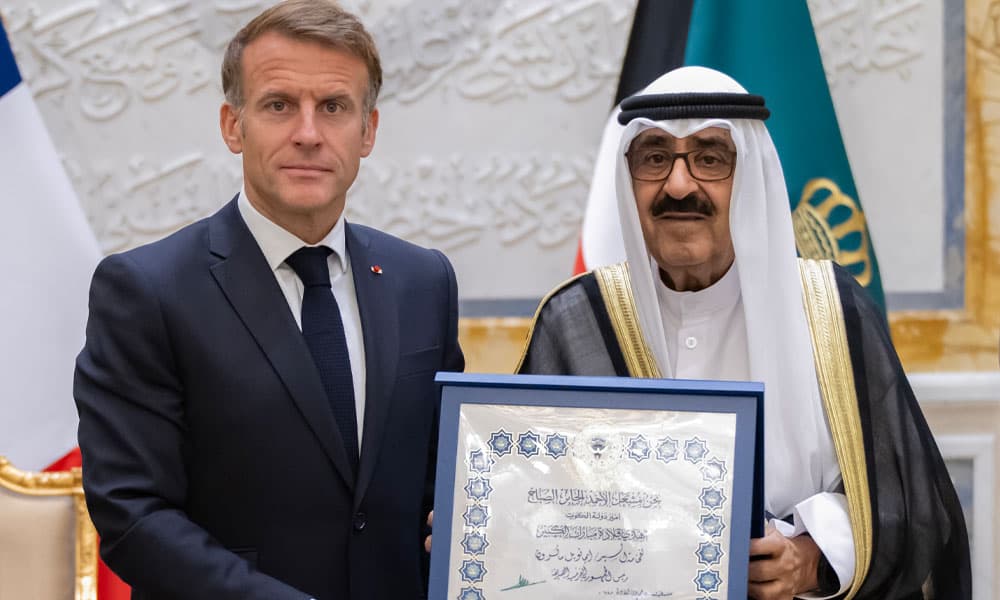 Kuwait Amir and French President exchange honors