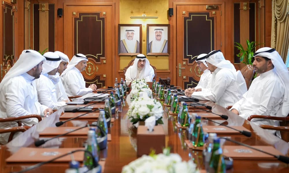 النيابة ووزير الداخلية يناقشان قضايا مع وزير الاتصالات