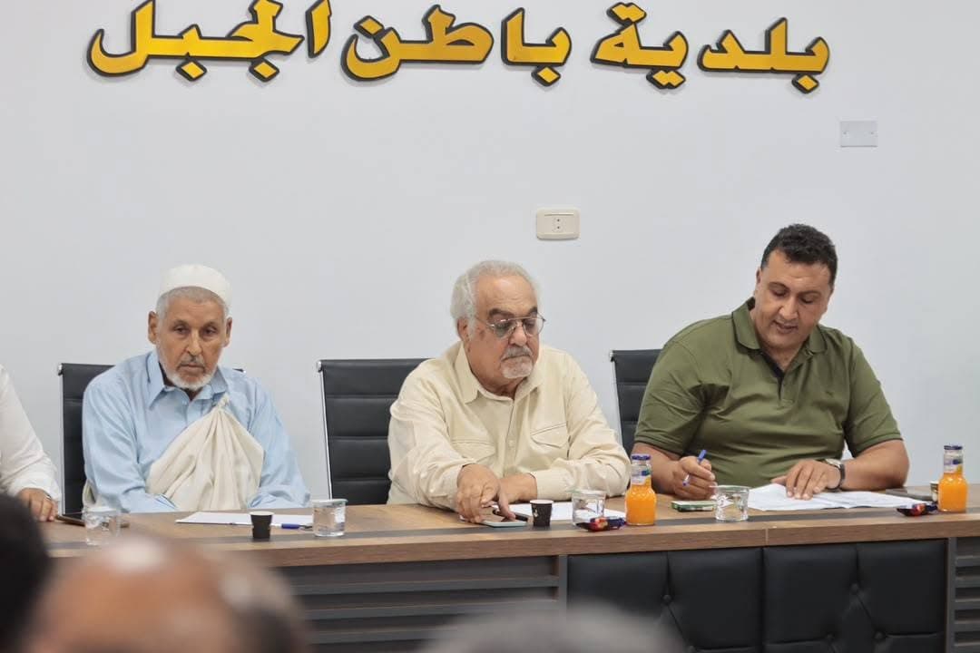 عميد بلدية باطن الجبل يبحث مع رئيس فرع جهاز تنفيذ مشروعات الإسكان والمرافق تنفيذ مشاريع المياه والطرق بالبلدية