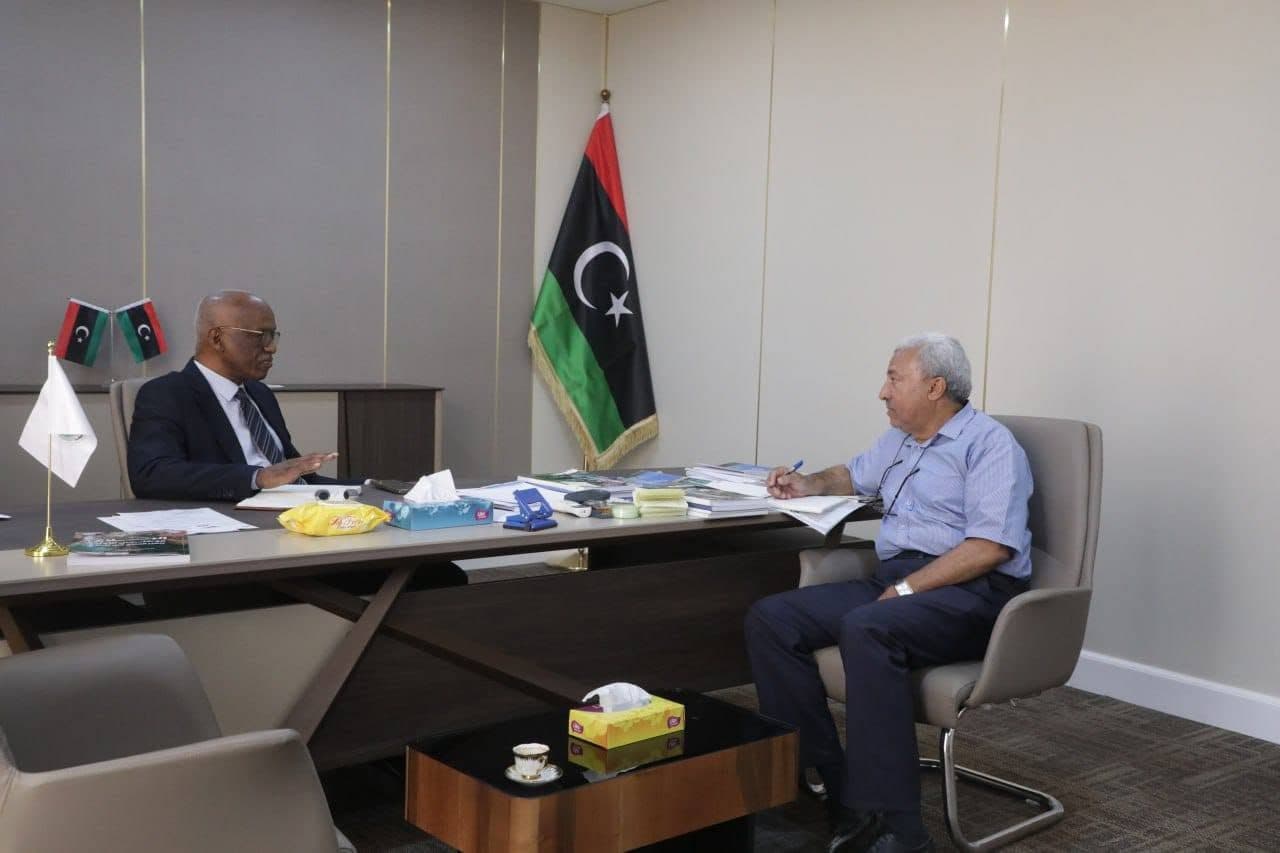 وزير البيئة يناقش تعزيز الإعلام بالوزارة