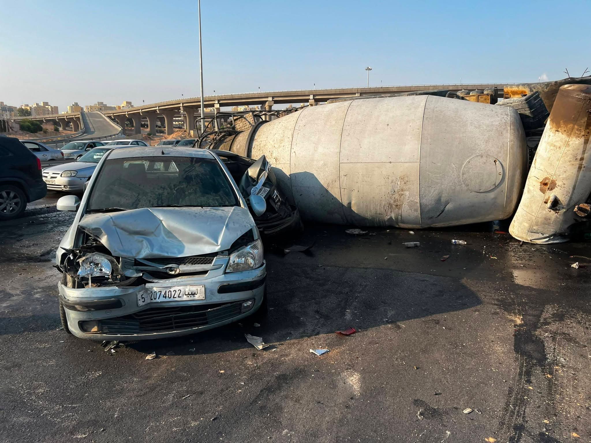 حادث تصادم يسبب إصابة سائق شاحنة في طرابلس