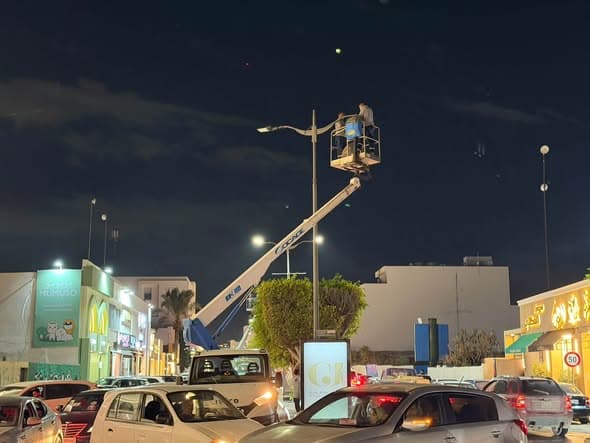 فرق الإنارة العامة في طرابلس تستبدل رؤوس الإضاءة بـ LED