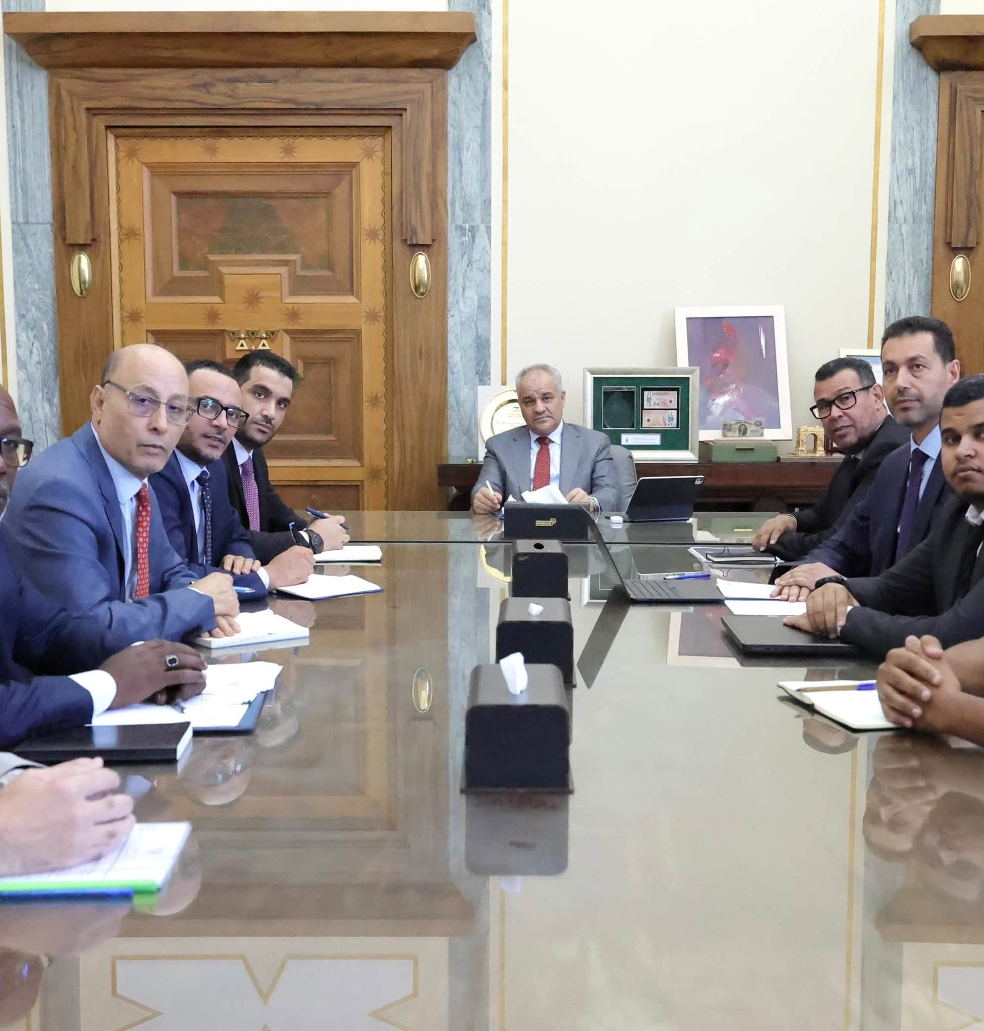 محافظ المصرف يناقش تحديات السيولة مع البنوك