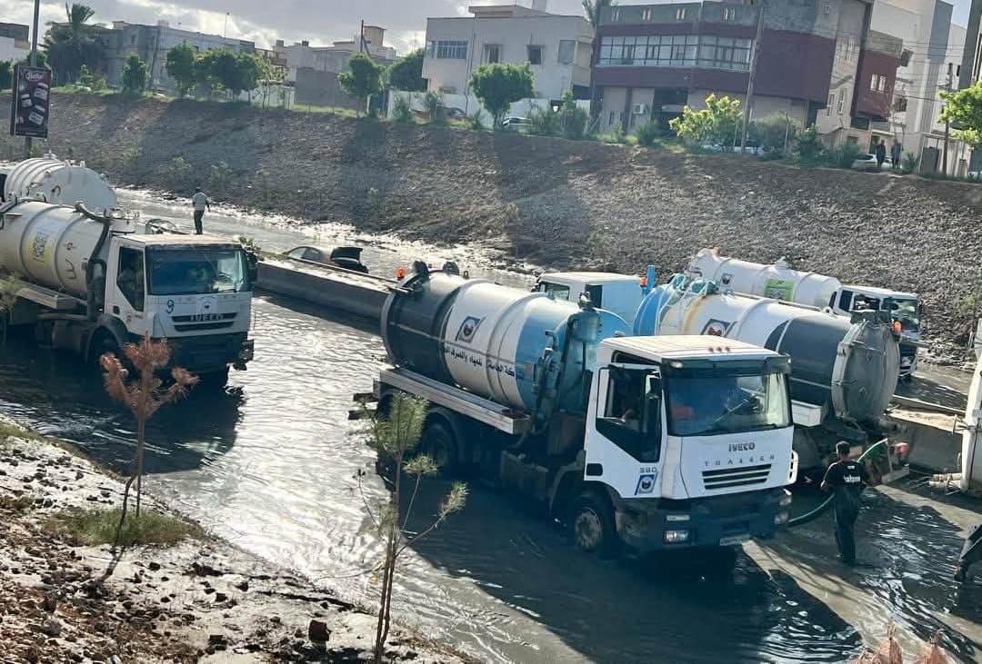 جهود الطوارئ مستمرة في طرابلس لإزالة مياه الأمطار