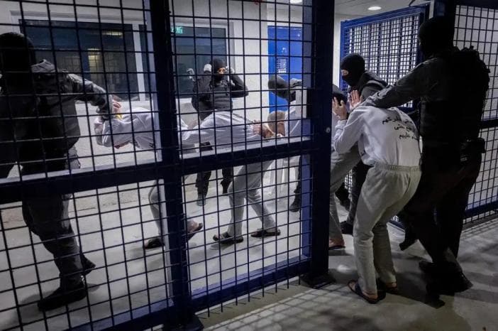 Prisoner Club Rubber Bullets Injure Inmates