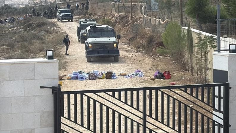 الاحتلال يمنع وصول متضامنين إلى منازل قصرة