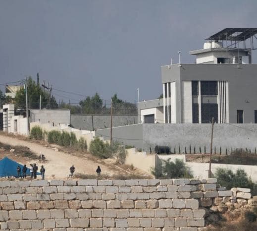 Qusra siege: road gate installed