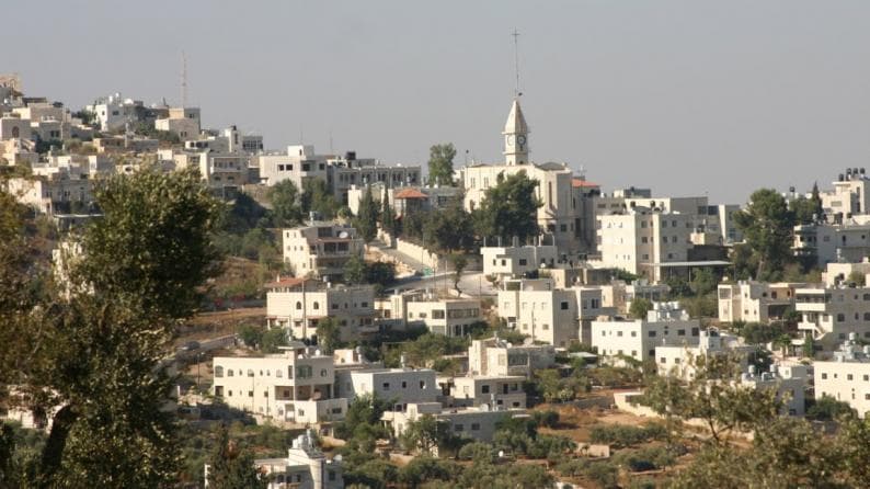 جيش الاحتلال يفرض حظر على الطيبة