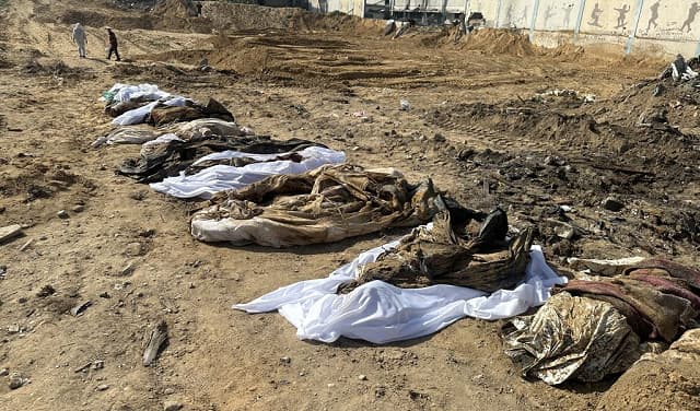 إسرائيل تحتجز 1700 جثمان وتضيق على الأحياء