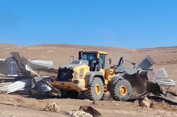 الاحتلال يقيم هدم منازل ومرافق في الخليل