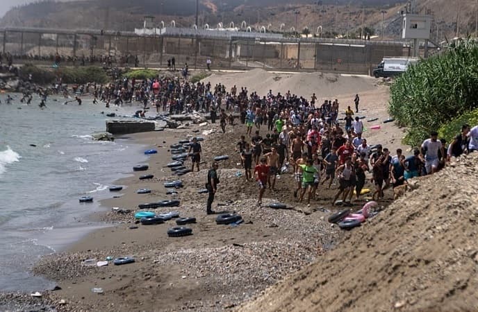 ارتفاع عدد قتلى مهاجري سبتة إلى 61 وإعادتهم إلى المغرب