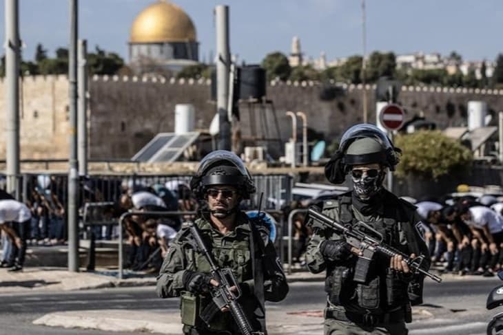 الاحتلال يقتحم سوق القطانين ويعتقل 4 فلسطينيين
