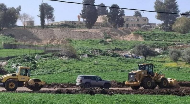 الاحتلال يجرف أراضي ويقتلع زيتونا جنوب جنين