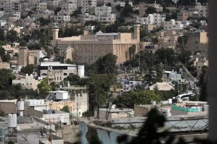 Settlers enter Ibrahimi Mosque in Hebron