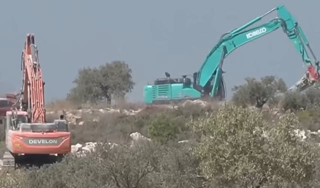 مذيع عربي يتلقى خبر مصادرة أرضه على الهواء