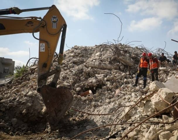 Gaza rubble remains being moved and fragmented
