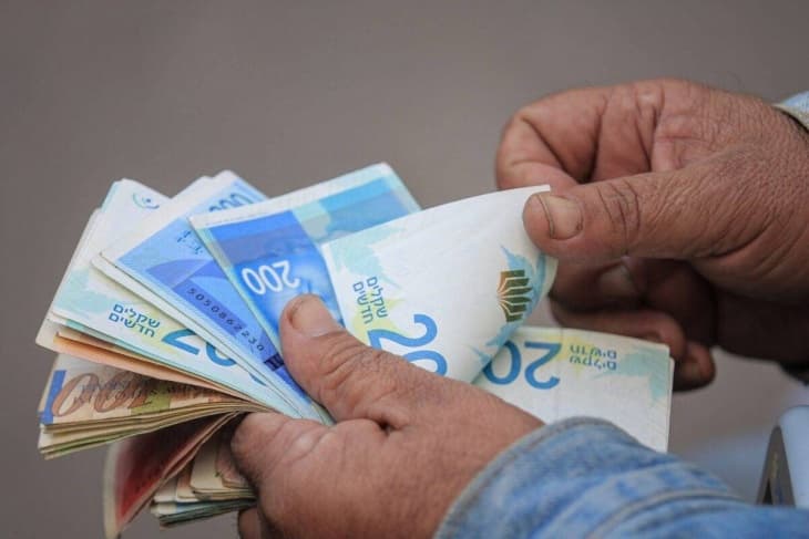 حكومة تُصدر قرار رواتب الموظفين الثلاثاء
