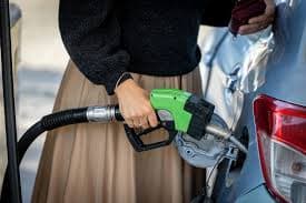 إسرائيل تخفض سعر البنزين نصف شيكل