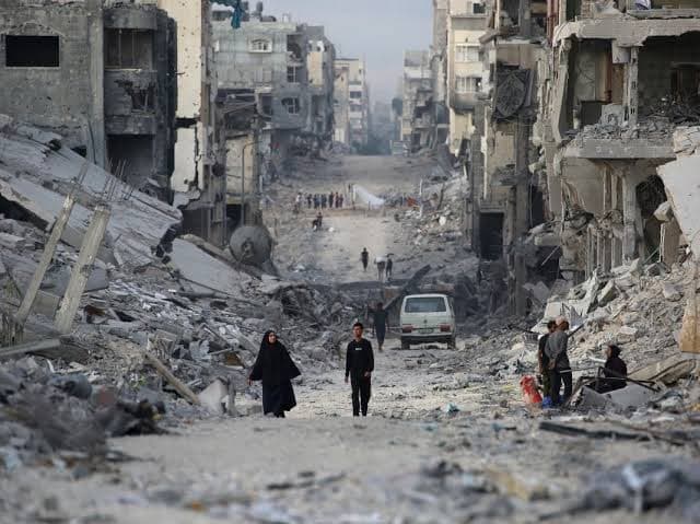 Occupation troops demolish buildings in Shuja'iyya