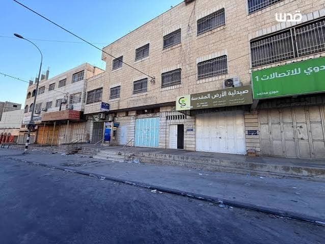 الاحتلال يمنع المحلات في حوارة