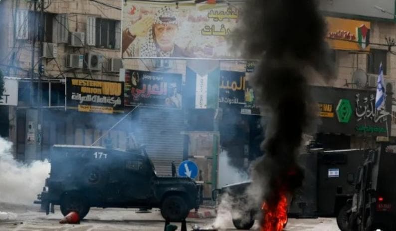 الاحتلال يزيل صور الأسرى والشهداء بطولكرم