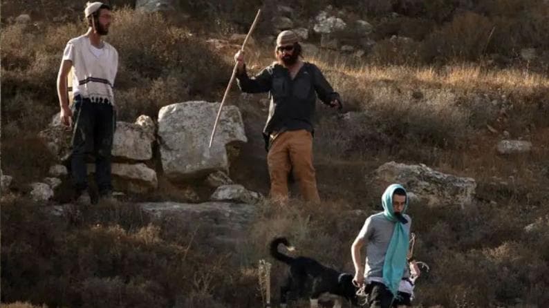 Settlers attack Al-Mughayir homes and seize vehicle
