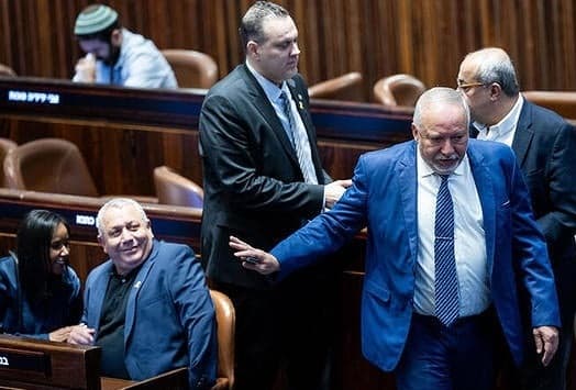 ليبرمان: آيزنكوت يخطط لتشكيل حكومة مع نتنياهو