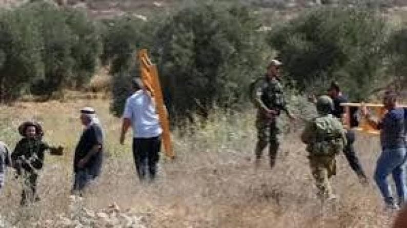 مهاجمة مستوطنين للمزارعين غرب نابلس