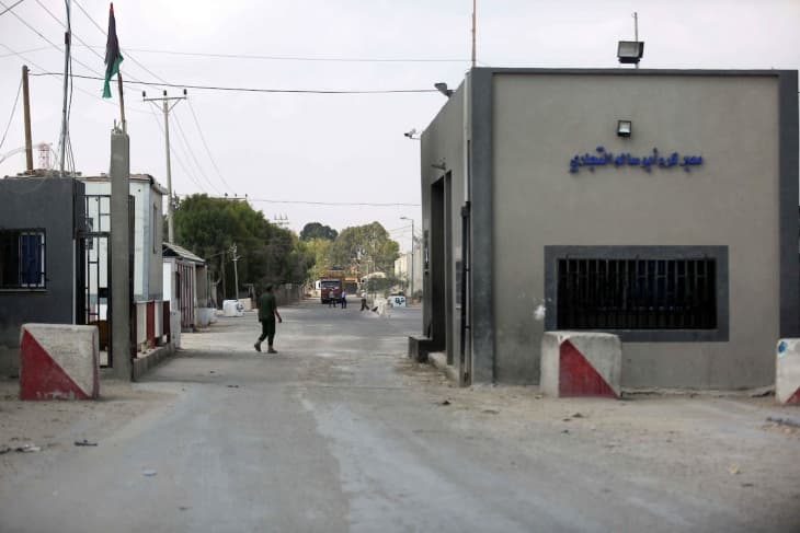 الاحتلال يعتقل ثلاثة سائقين في كرم أبو سالم