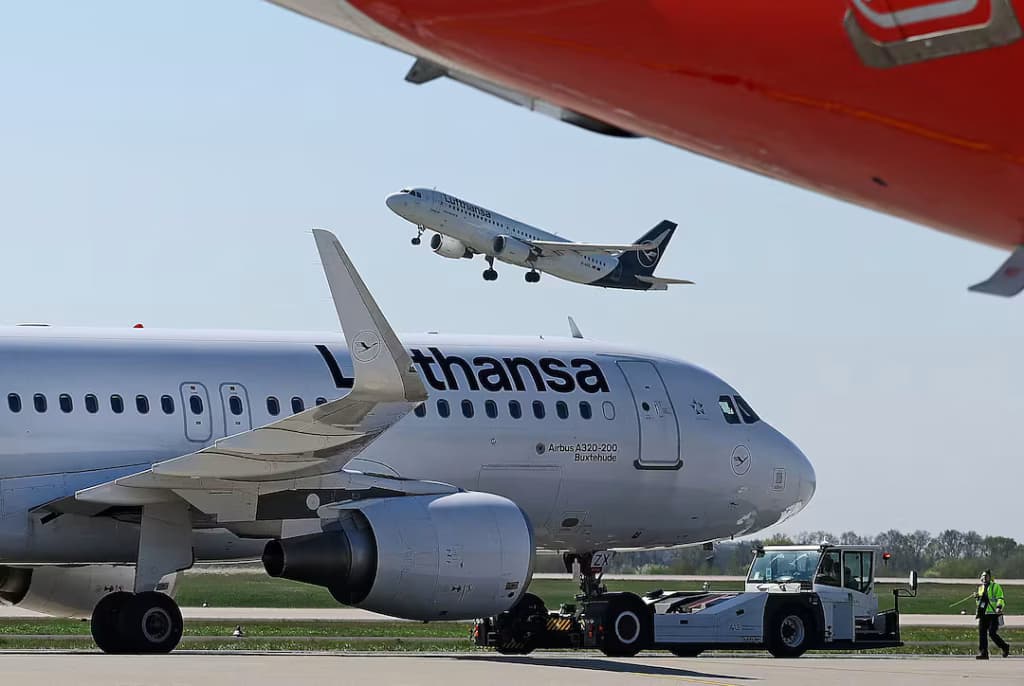 Airlines halt Riyadh flights after Houthi attack