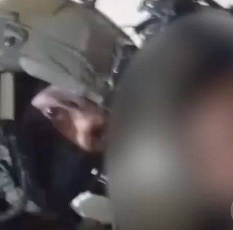 جندي إسرائيلي يهدد طفل والده