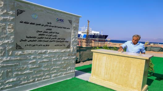 رئيس الوزراء يضع حجر أساس وحدة التغييز الشاطئية