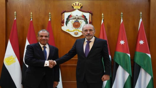الصفدي ونظيره المصري يؤكدان أهمية خطة ترامب لغزة