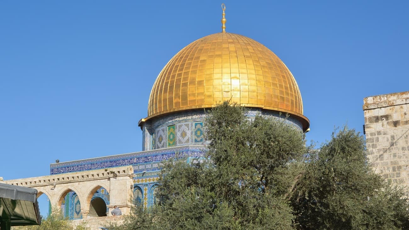 مستوطنون يهاجمون الأقصى والممتلكات بالضفة