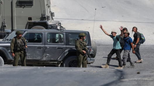 مستوطنون يهاجمون بيوت الفلسطينيين في تل