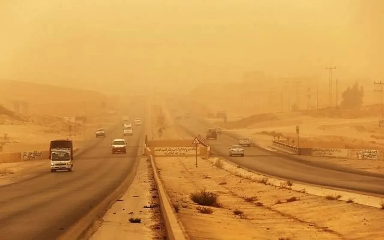 Meteorological alert for dust on desert road