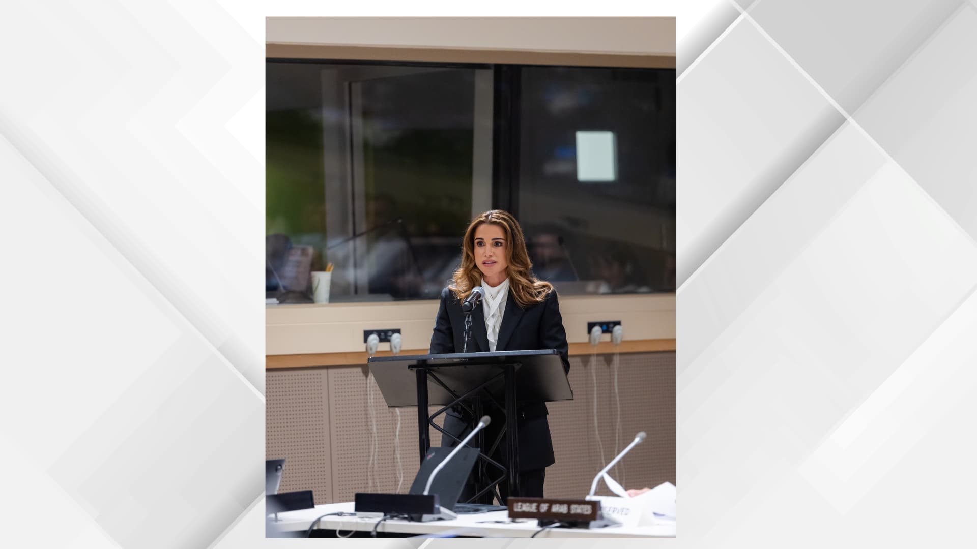 الملكة رانيا توقف معاناة الأطفال الفلسطinينيين