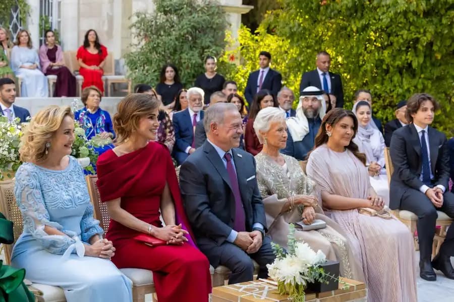 الملك والملكة يحضران زواج الأميرة سارة