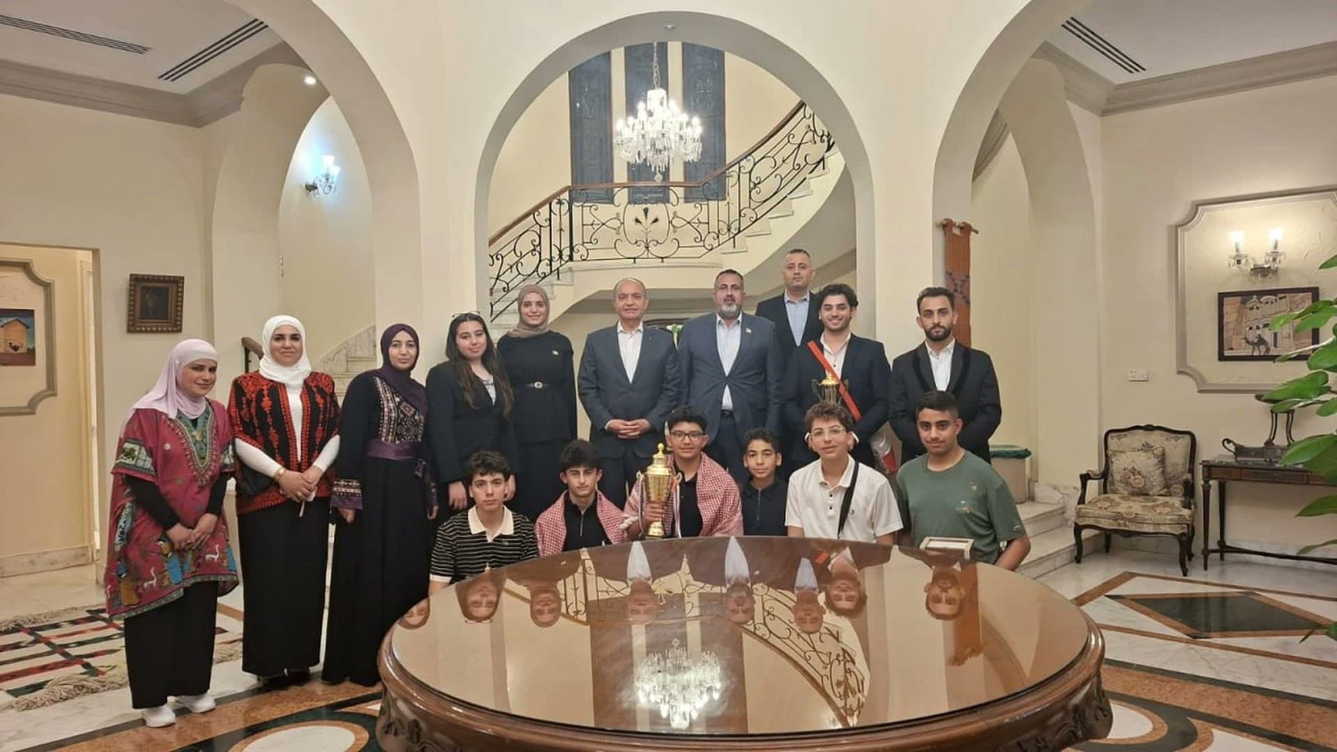 العضايلة يستقبل فائزين أردنيين