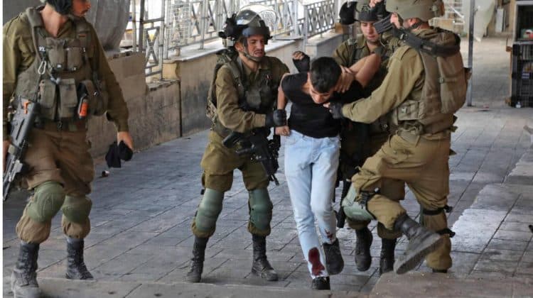 Occupation arrests 22 Palestinians in al-Khalil