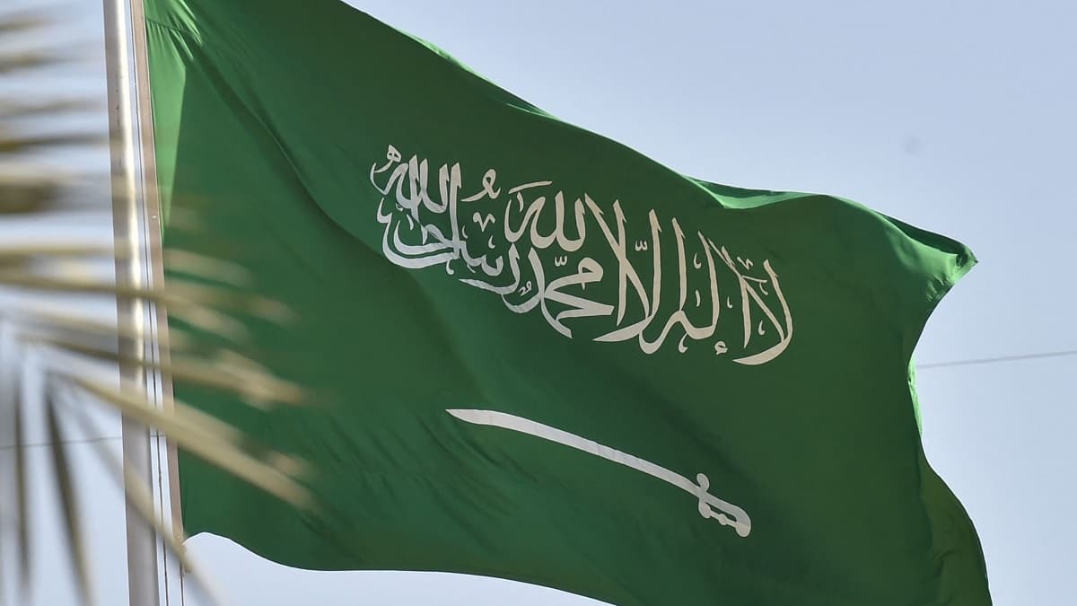 السعودية تتضرر من سقوط شظايا صاروخين في الرياض