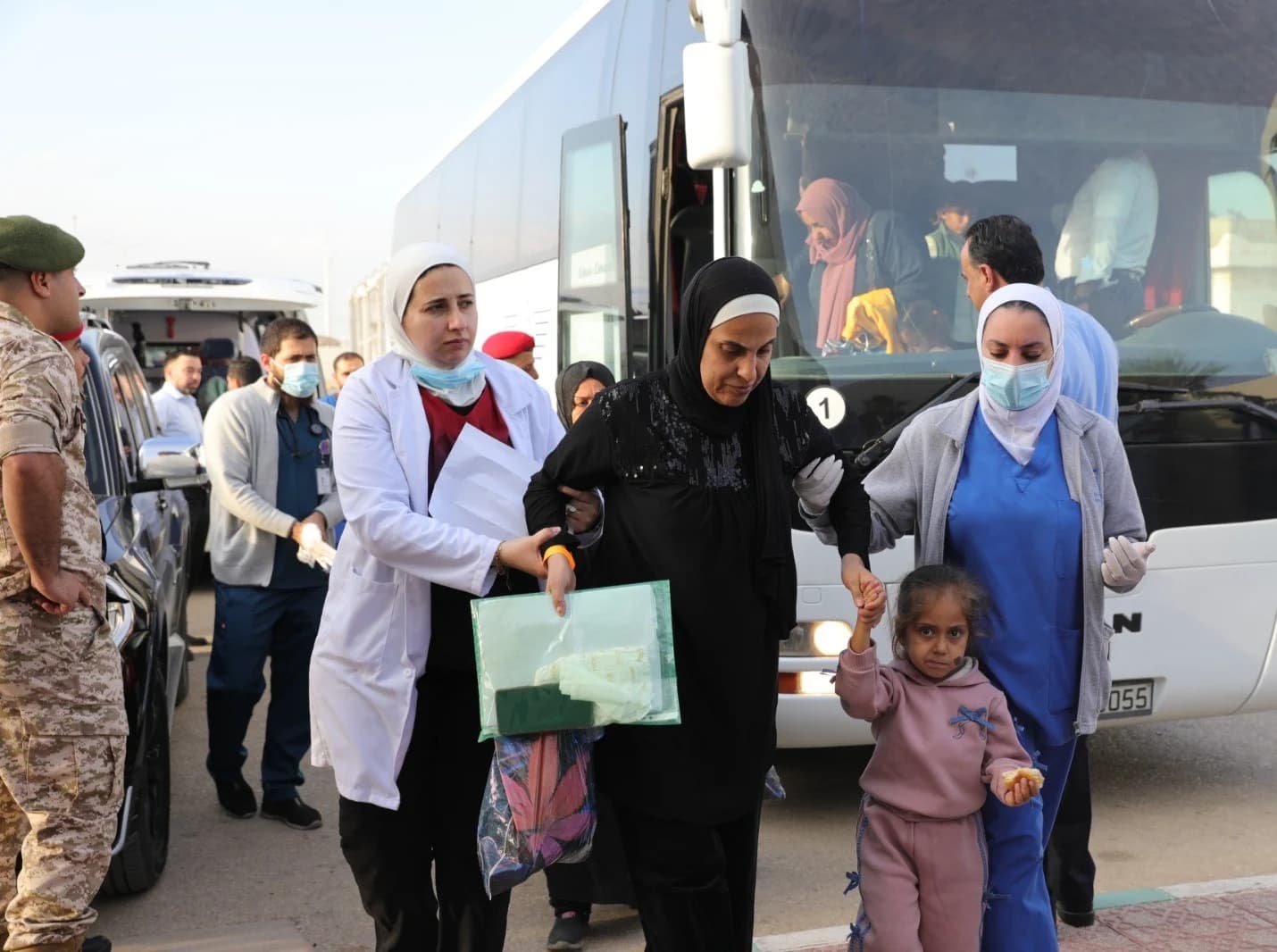 الجيش ينقل الدفعة 35 من أطفال غزة للعلاج