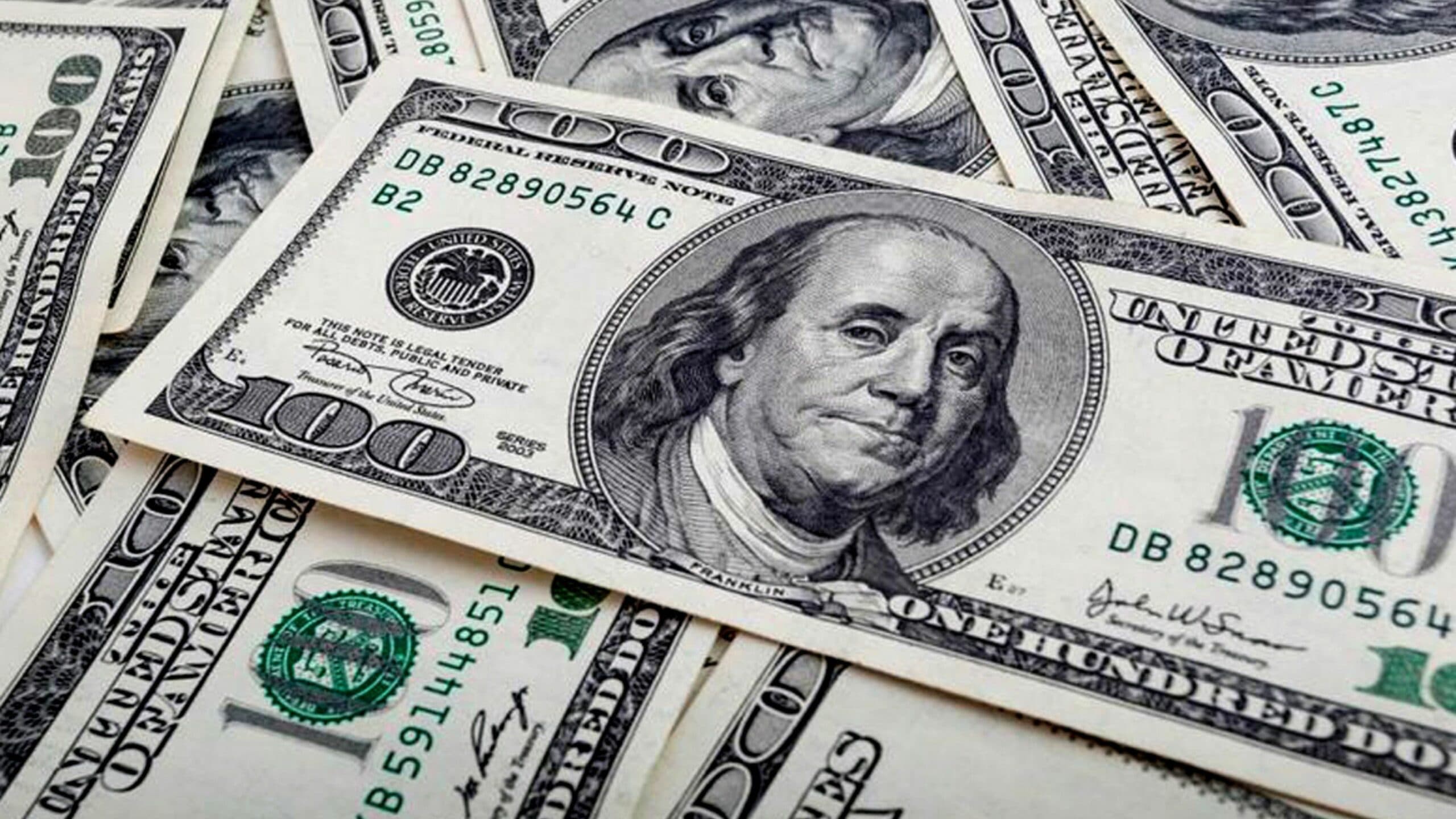 الدولار يقترب من خسارة أسبوعية أولى