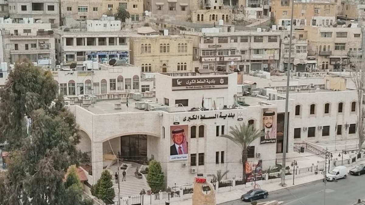 بلدية السلط تدعو لإزالة المركبات لتنفيذ أعمال الصيانة