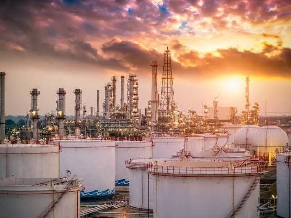 Sudden Rise in Oil Prices as U.S.-Iran Escalation Raises Threat of Global Energy Crisis