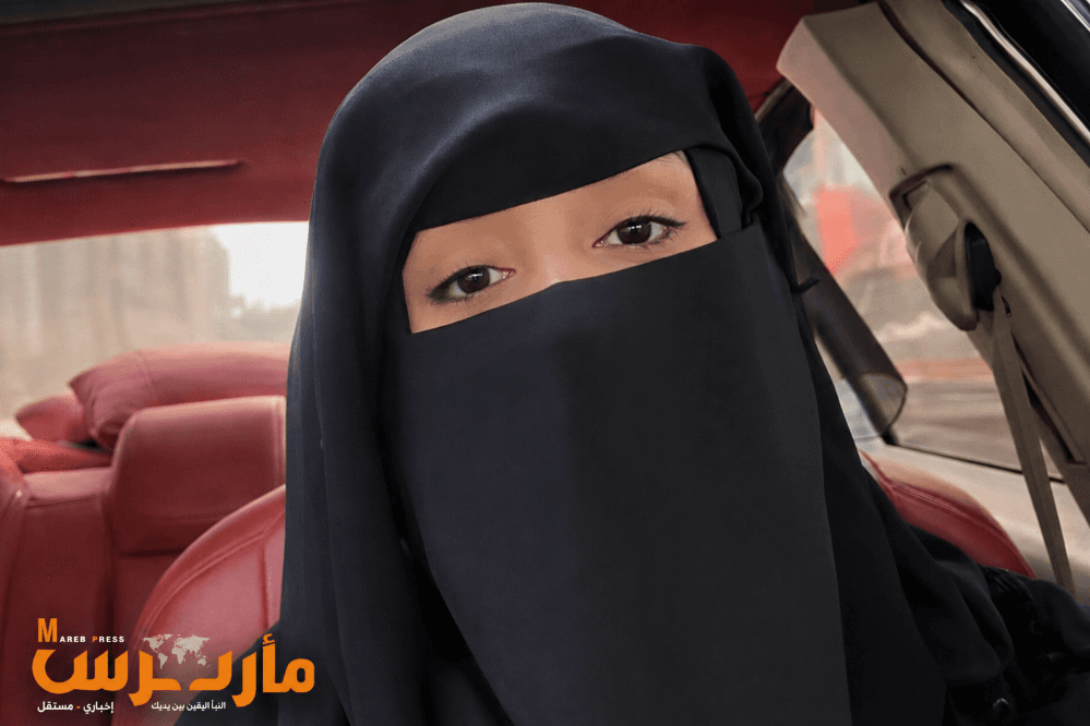 محامية يمنية تكشف أساليب الحوثيين لابتزاز النساء في الفلل الخاصة، من الاختطاف إلى التهديد بنشر الصور