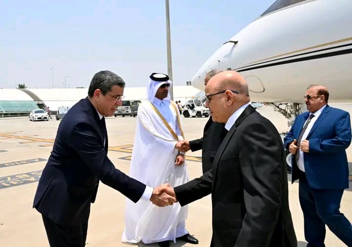 الرئيس العليمي يصل الدوحة لتقديم واجب العزاء في وفاة الأمير الوالد
