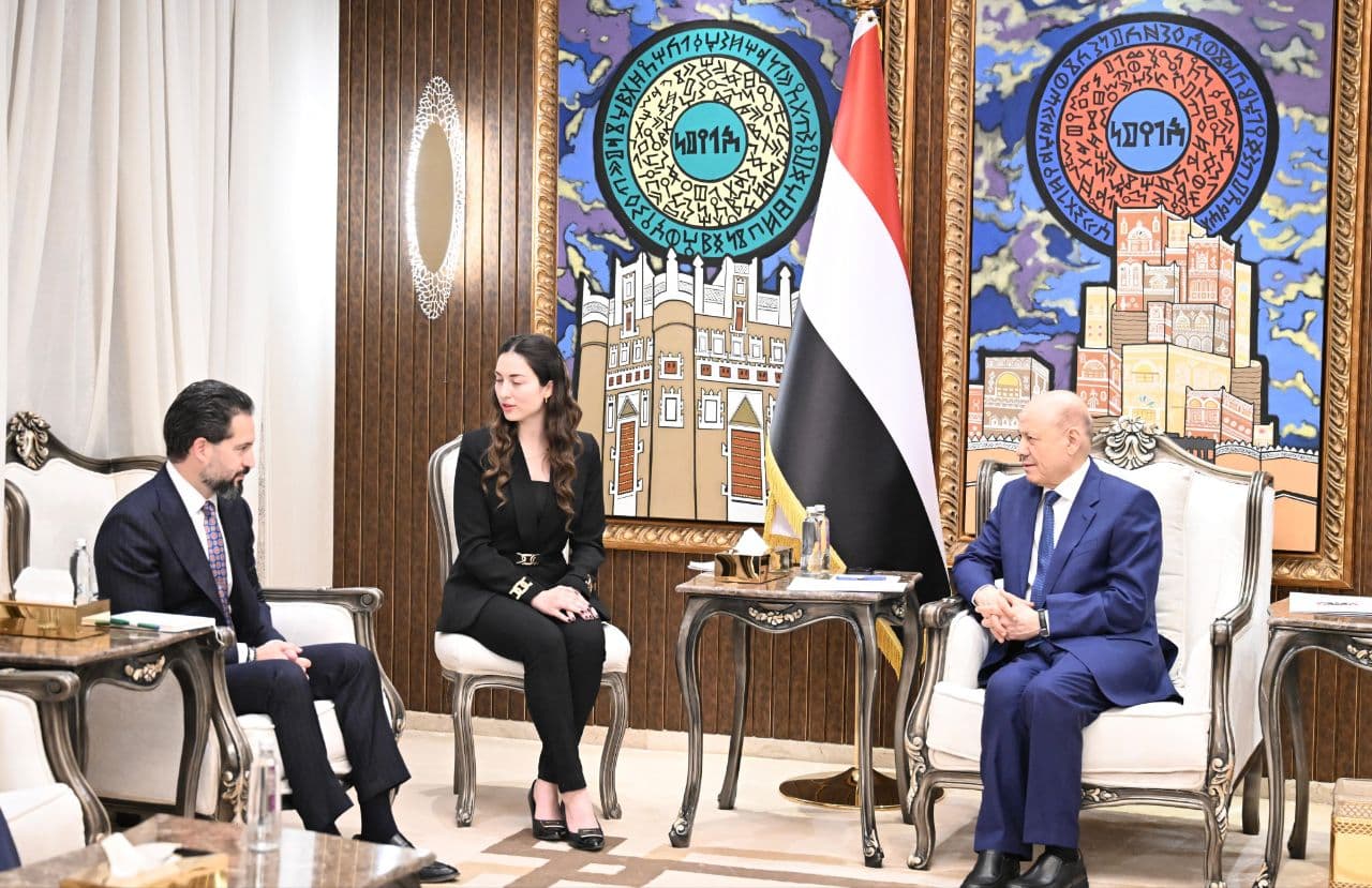 الرئيس العليمي: لم نغلق مطار صنعاء ولن نتنازل عن السيادة